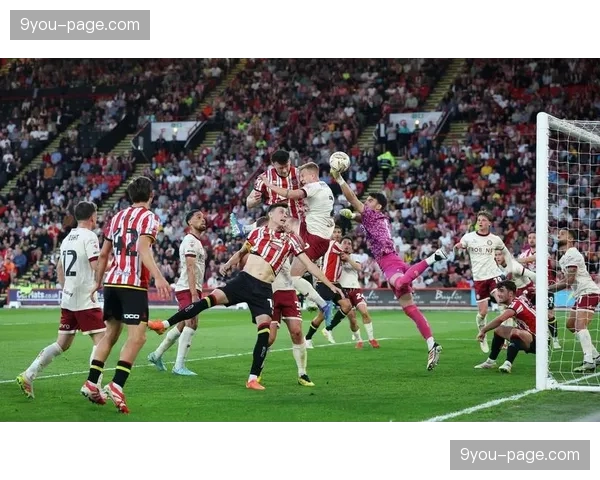 赛前训练开放日，数千名球迷到场为主队欧冠关键战助威