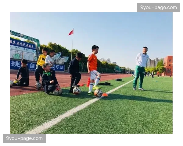 设备故障导致教练席战术平板失灵，罗马助教手绘图示传达指令