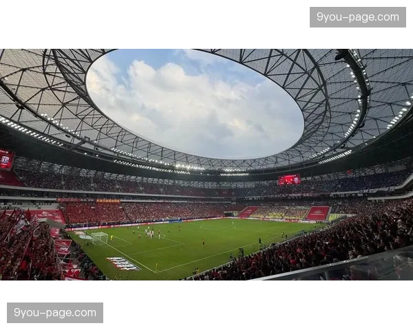 【2026年4月中超联赛·非赛事·文化纪录片《足球与城市》聚焦普通球迷，其中一幕为父亲在公园教孩子肋部跑位